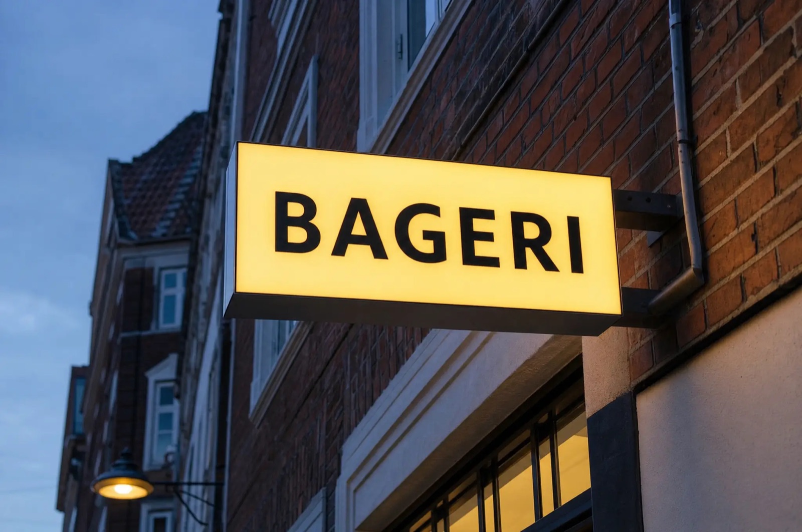 Lyskasse med LED monteret på butiksfacade