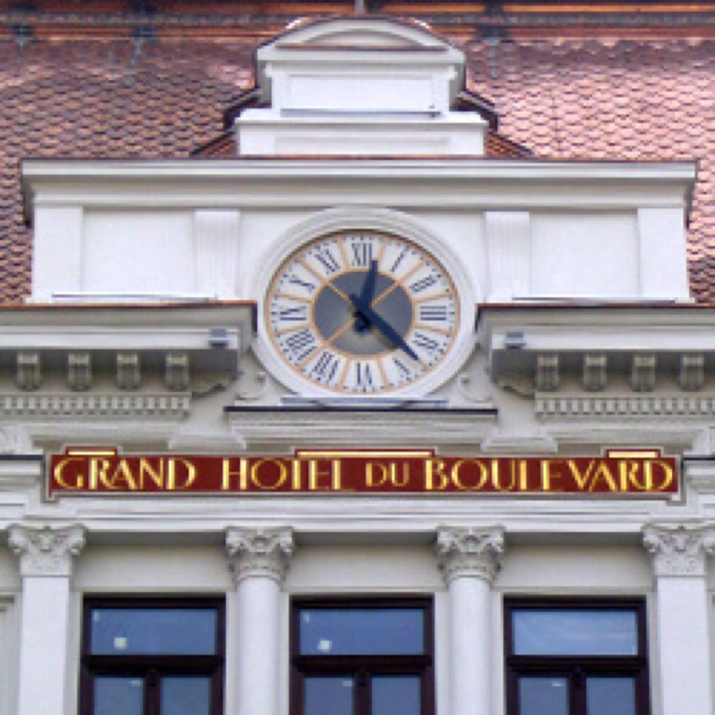 Facadeur monteret på hotelfacade