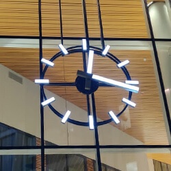 Moderne skeletur med LED-belyste visere på glasfacade